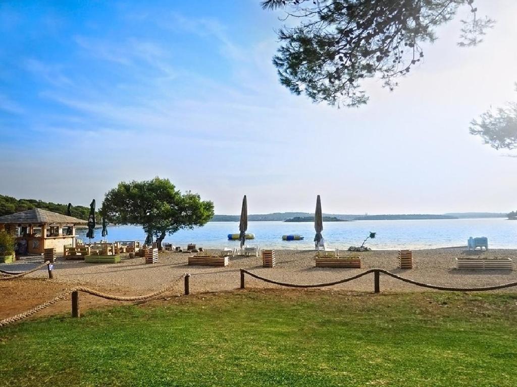 Beach House Ive With Jacuzzi, Pool, Playground And Bbq In An Olive Grove With A Beach, Pomer - Istria Kültér fotó